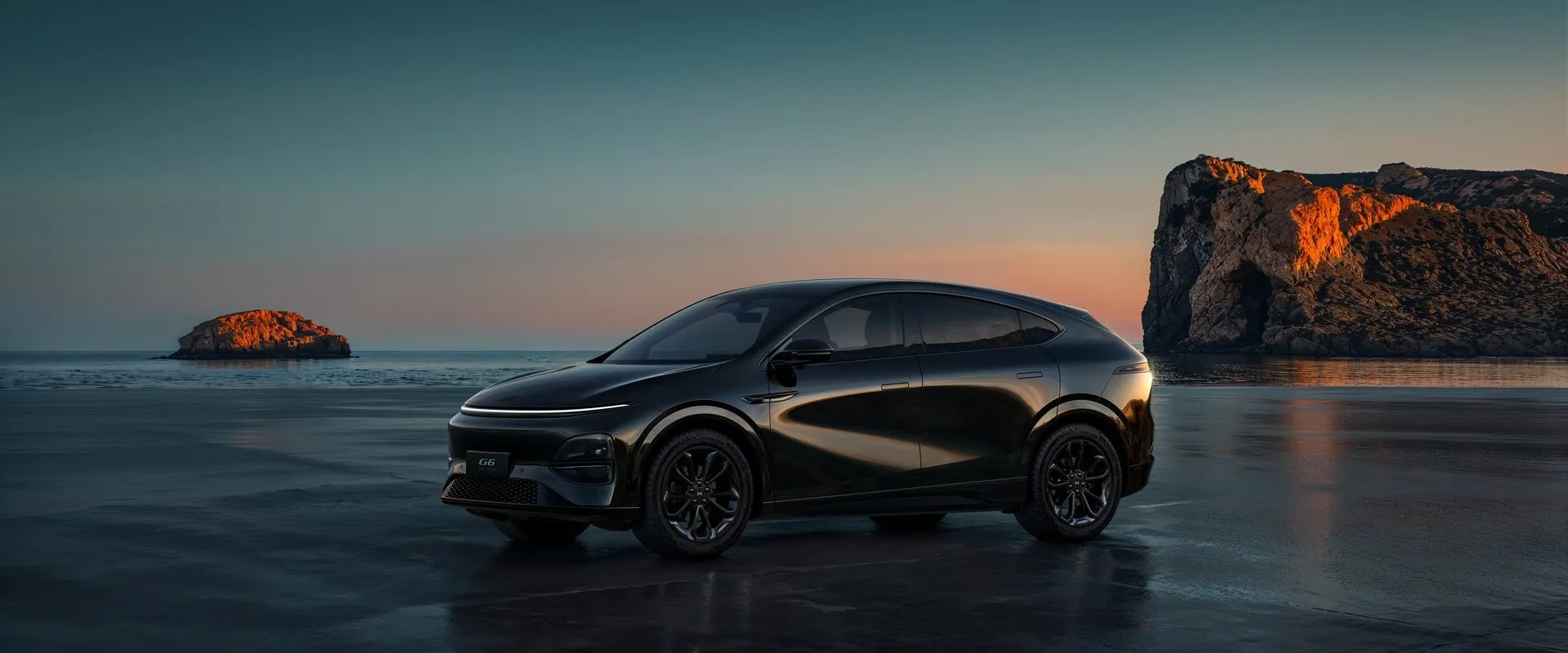 Diseño exterior fastback del XPENG G6 frente al mar