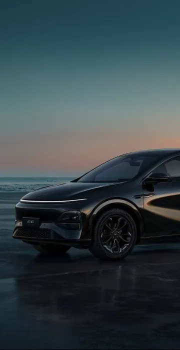 Diseño exterior fastback del XPENG G6 frente al mar