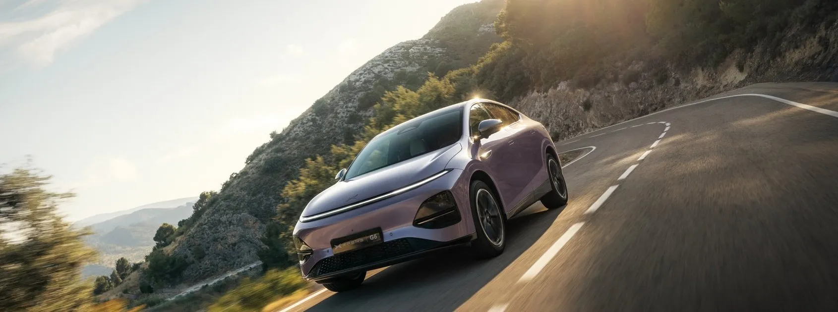 Camioneta eléctrica XPENG G6 en carretera de montaña