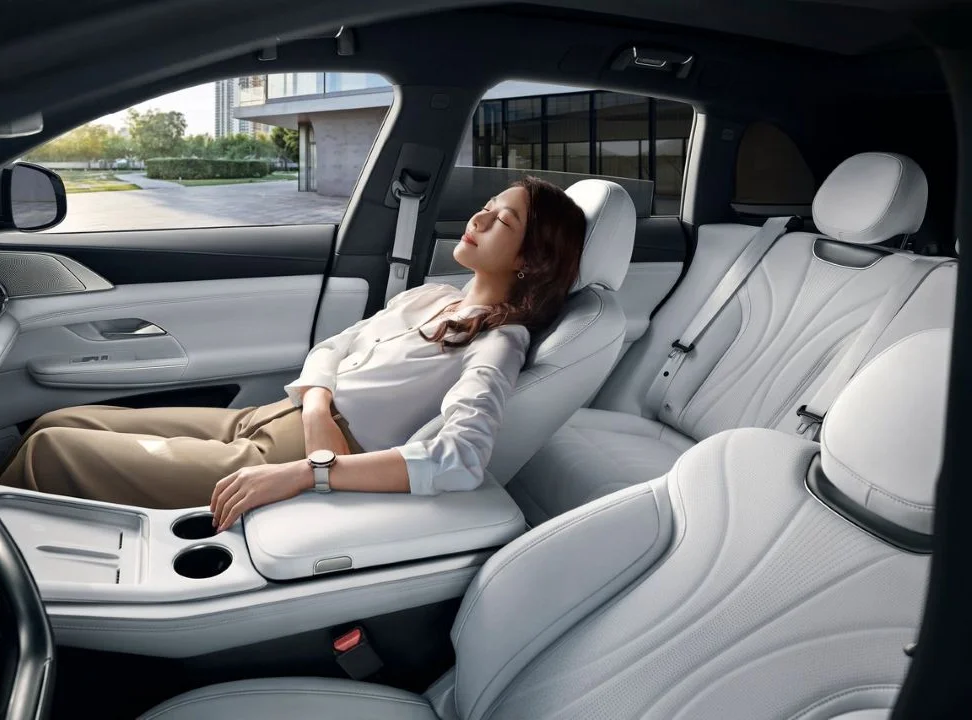 Pasajera en asiento trasero reclinable del XPENG G9