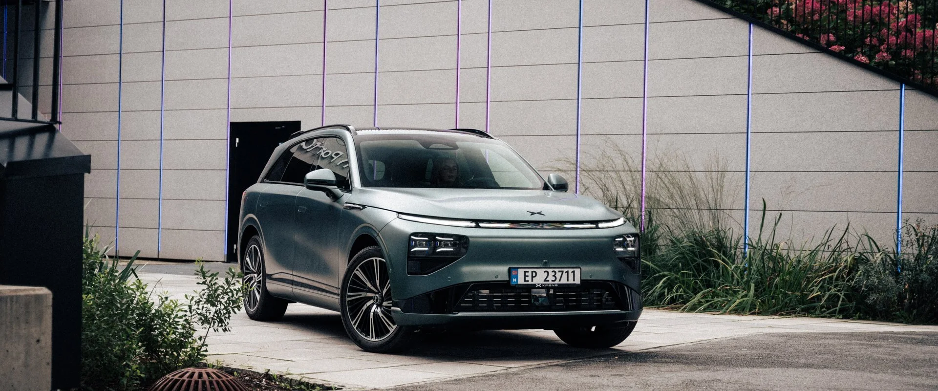 Diseño exterior del XPENG G9 con barra de luz completa