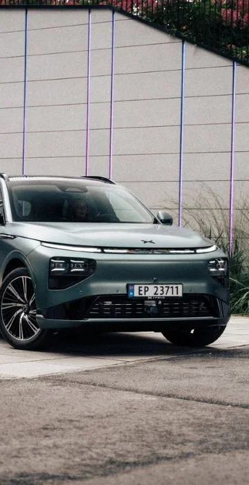 Diseño exterior del XPENG G9 con barra de luz completa