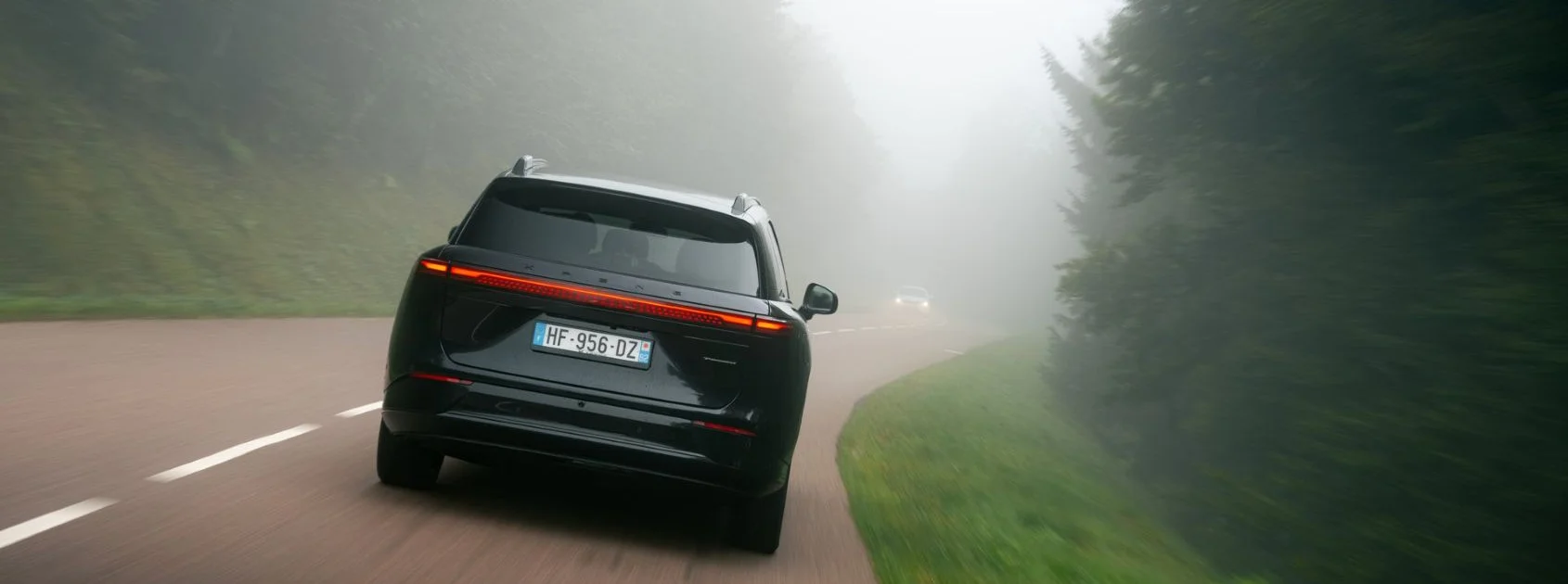 XPENG G9 en carretera con niebla
