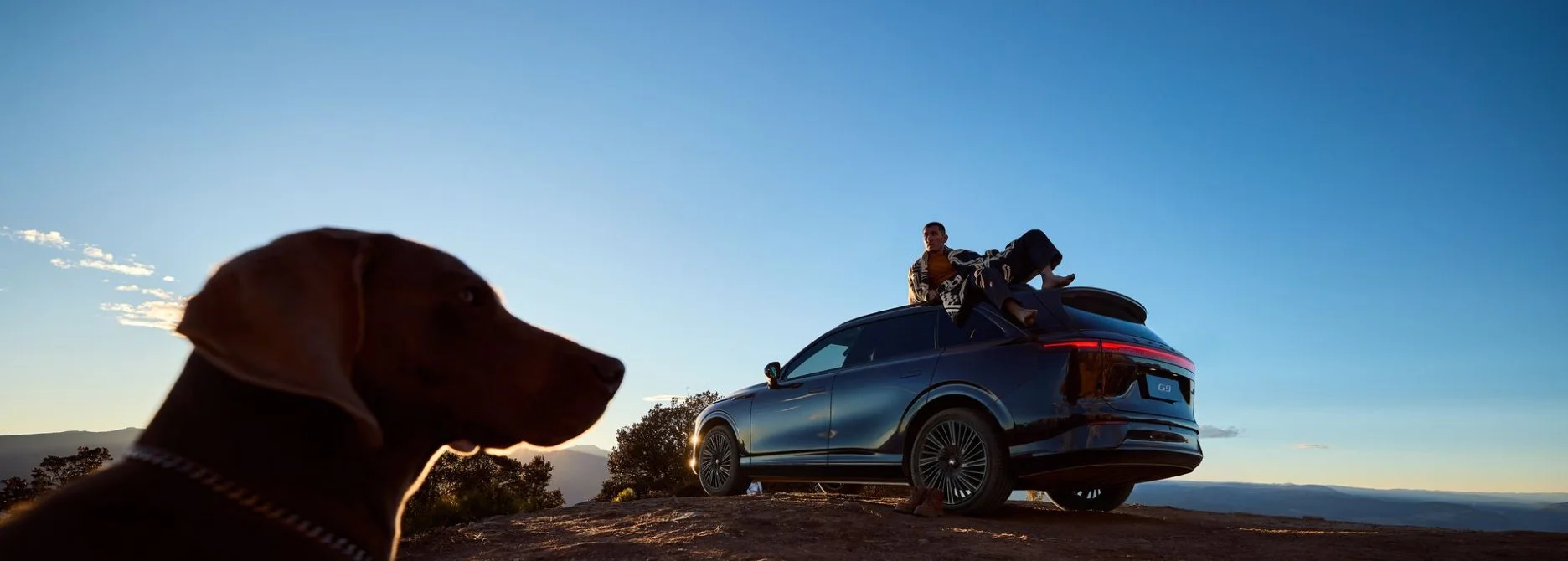 Función V2L del XPENG G9 en un paseo al atardecer
